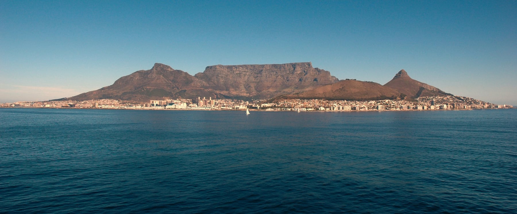 Table Bay com a Cidade do Cabo e a Table Mountain ao fundo