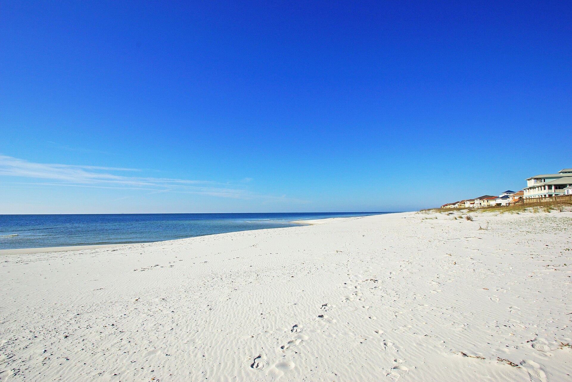 Areia clara e mar azul em Gulf Shores, Alabama