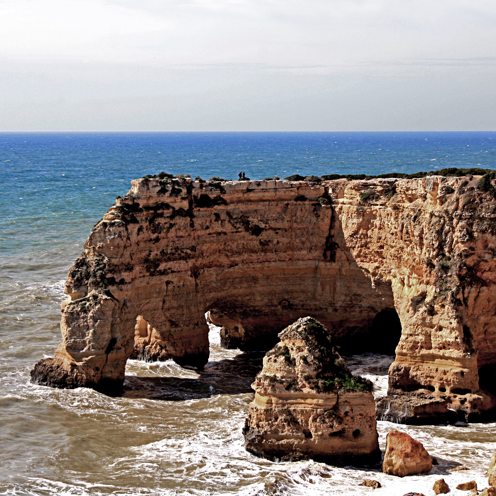 Praia da Marinha com falesias douradas e mar transparente