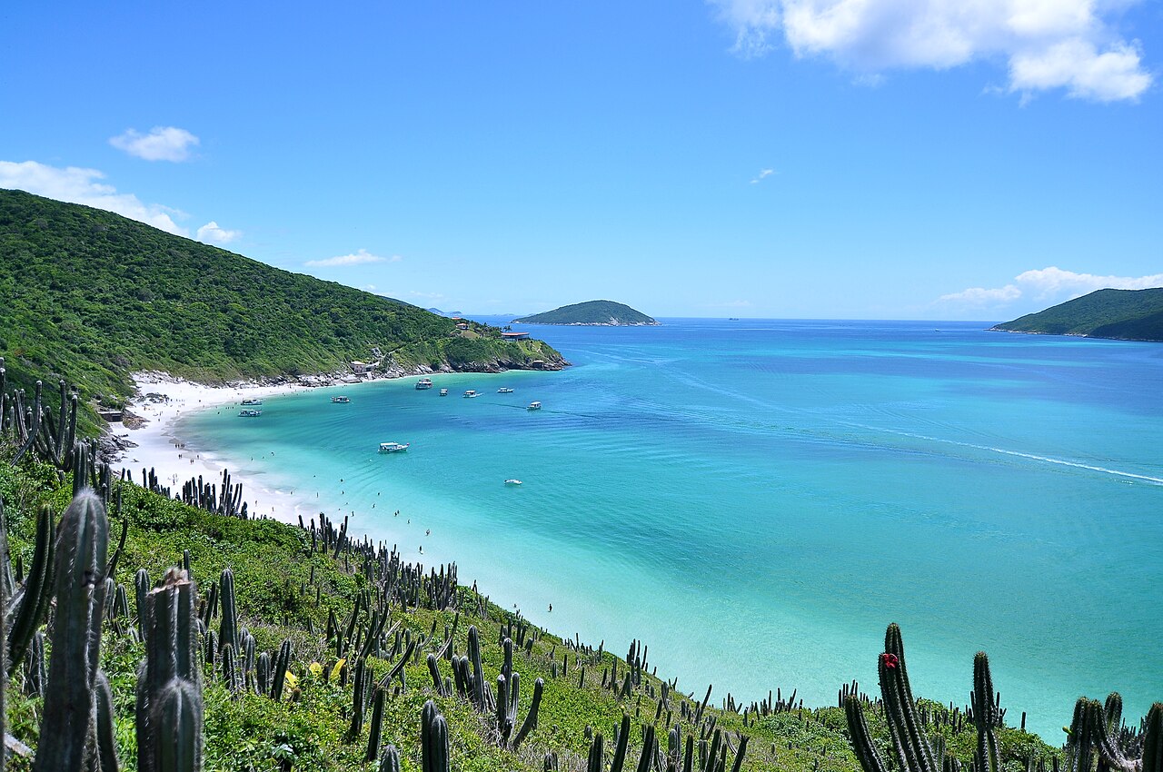 Vista elevada da Praia do Forno com mar azul