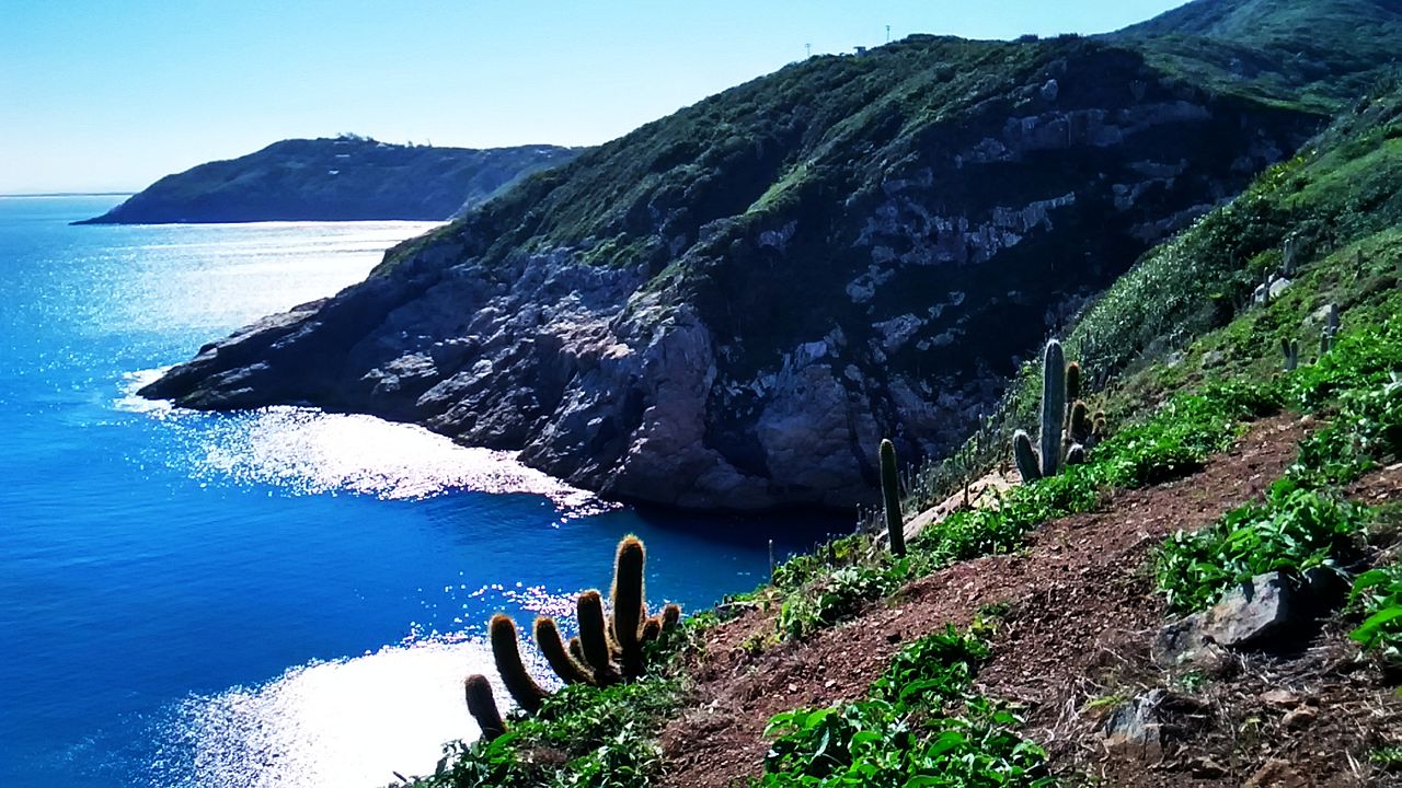 Barcos proximos a Gruta Azul em Arraial do Cabo