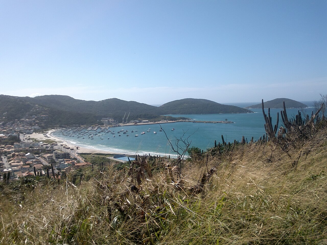 Vista de Praia dos Anjos com embarcacoes fundeadas