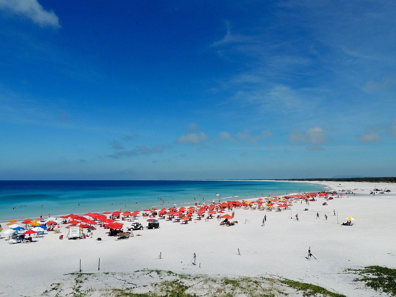 Faixa de areia e orla da Praia Grande em Arraial do Cabo