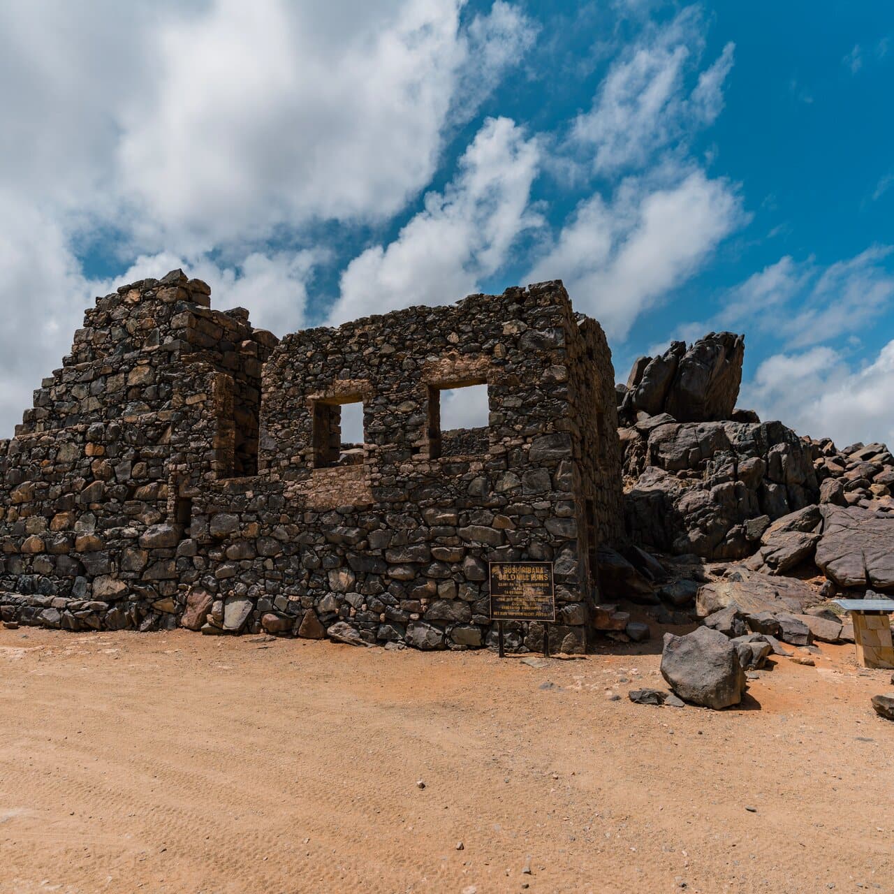 Ruínas de pedra de Bushiribana sob o céu de Aruba