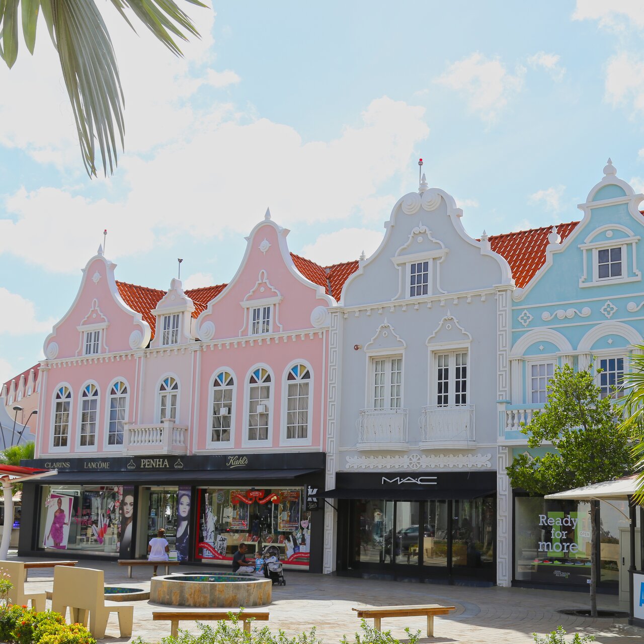 Fachadas coloridas na Plaza Daniel Leo em Oranjestad