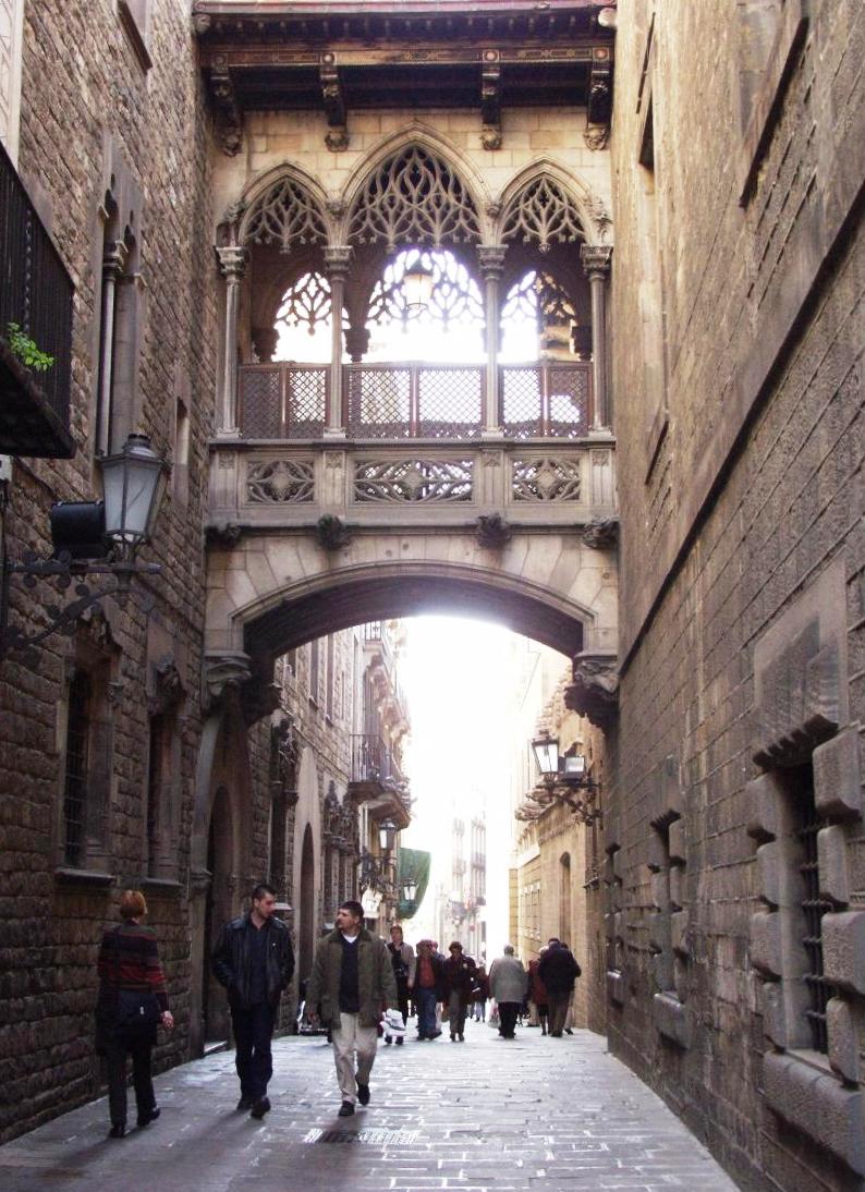 Ponte neogotica no Carrer del Bisbe