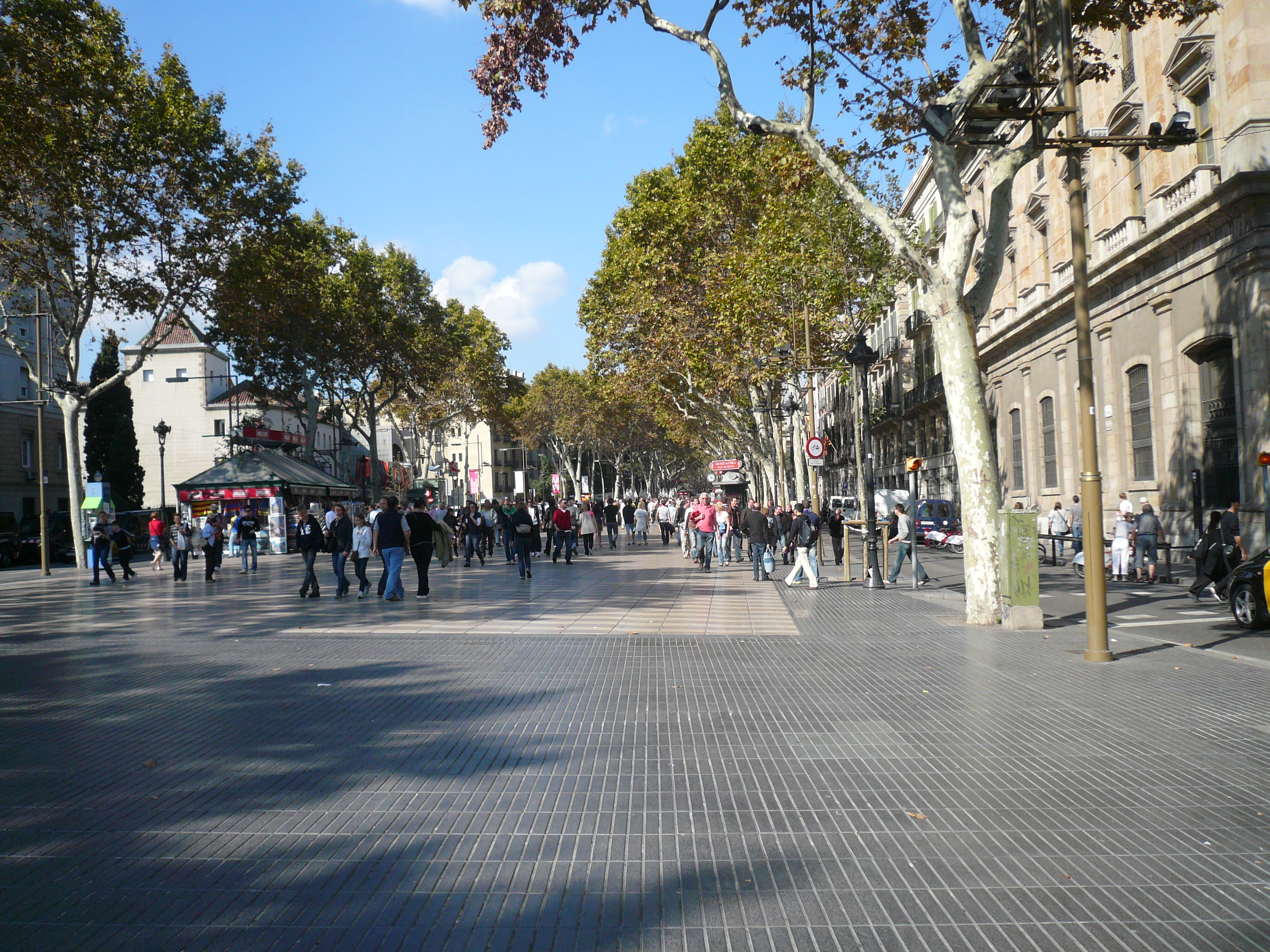 Movimento de pedestres em La Rambla
