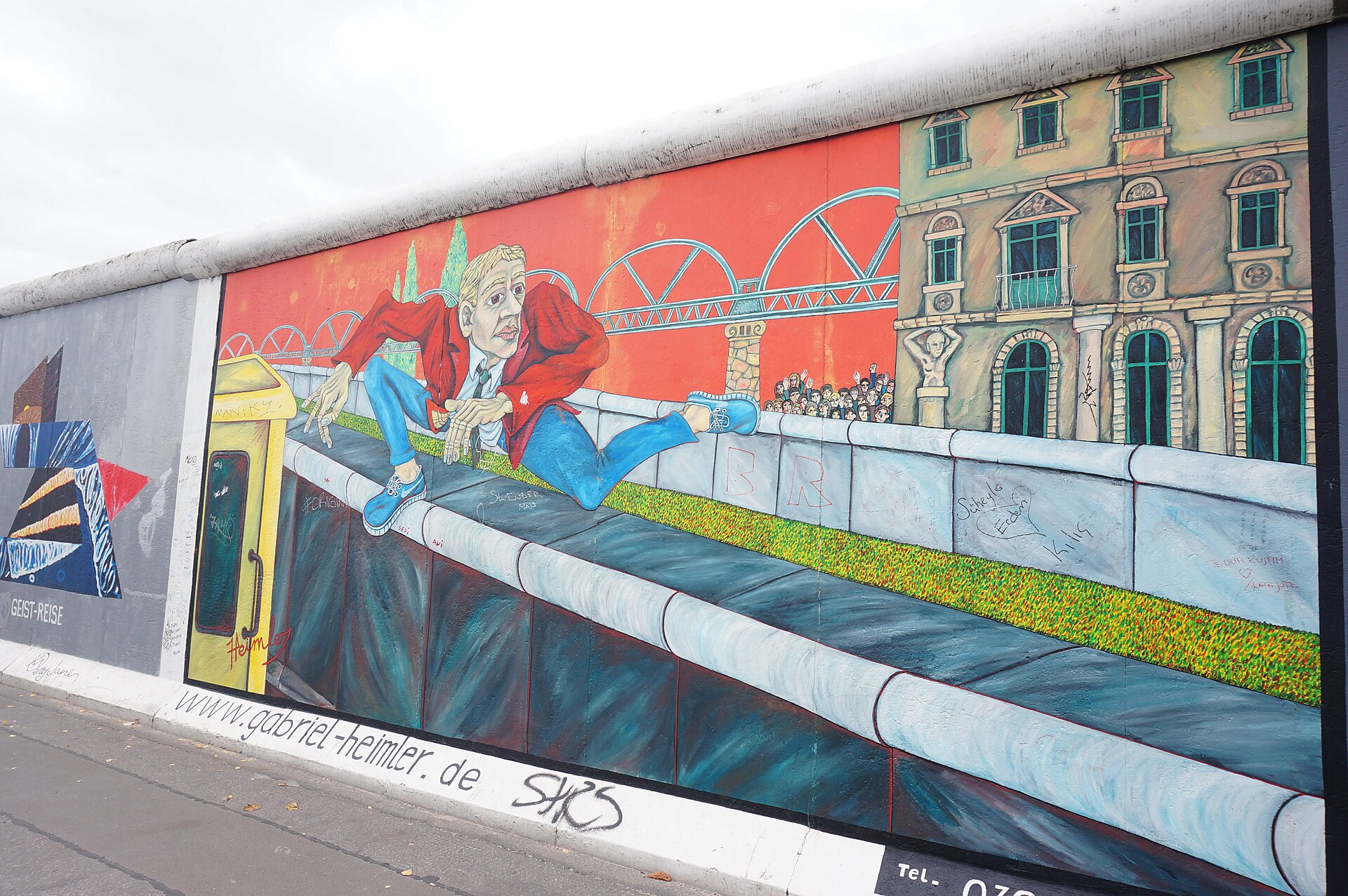 Trecho colorido da East Side Gallery no antigo Muro de Berlim