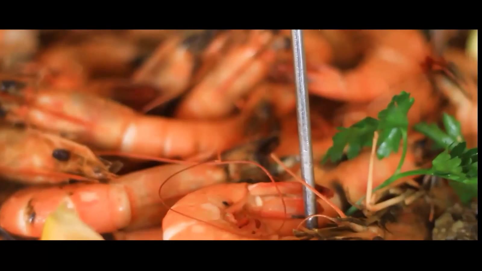 Camaroes preparados em cena de gastronomia costeira