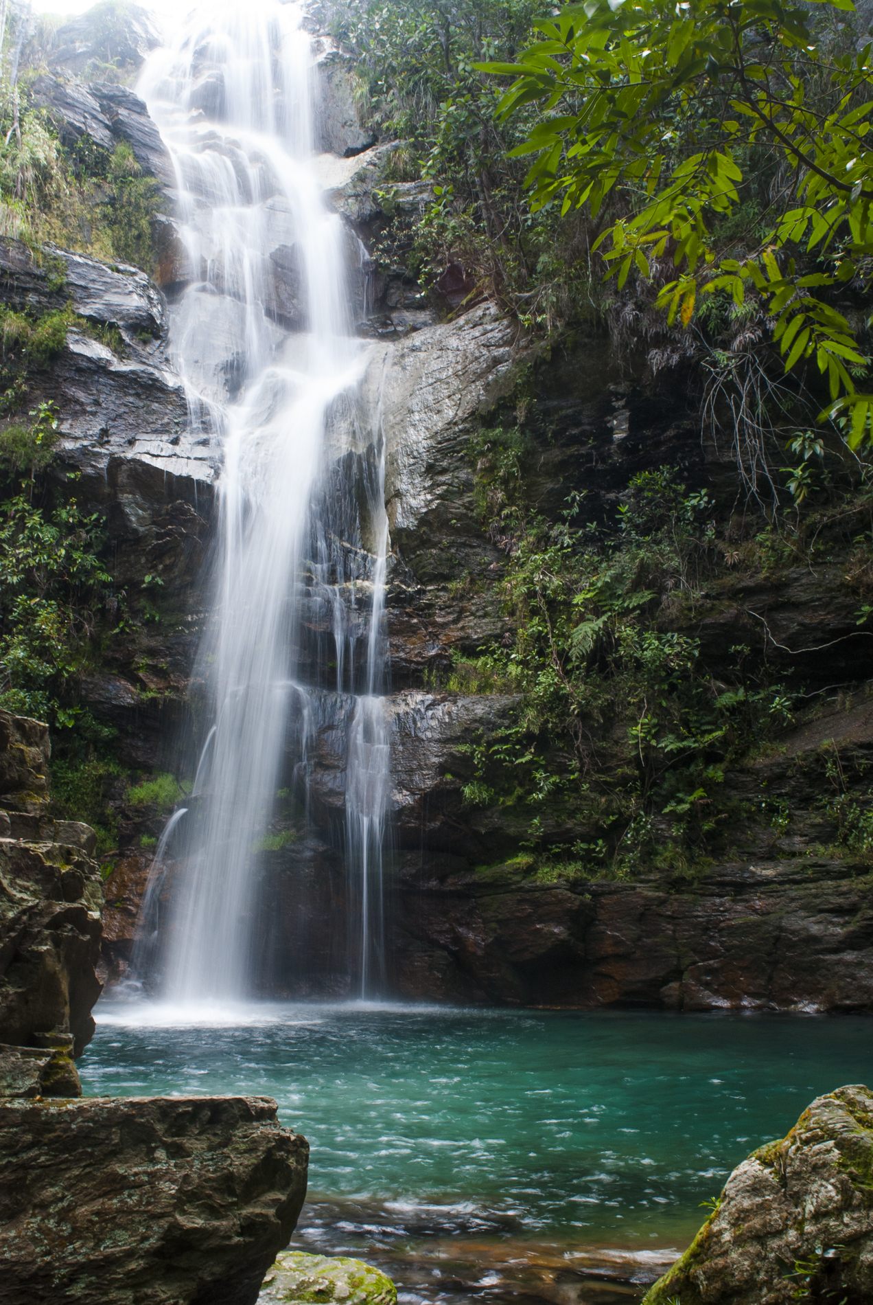 Piscina natural azul na Cachoeira Santa Barbara