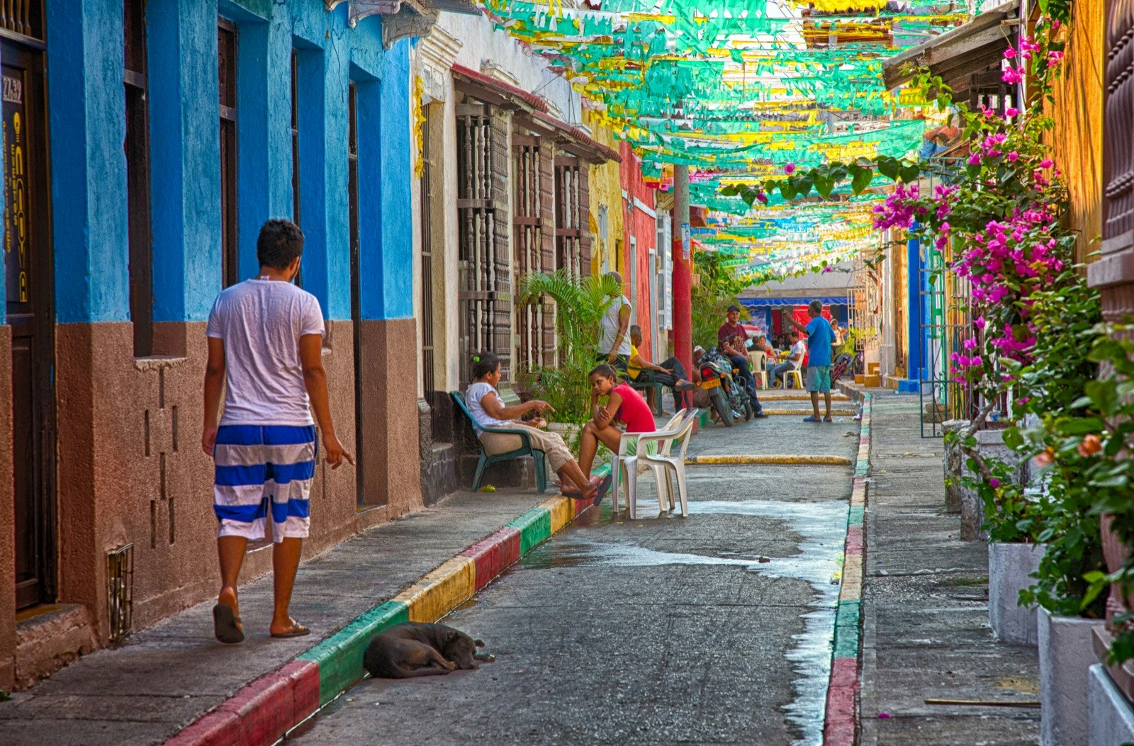 Rua colorida e festiva em Cartagena das Índias