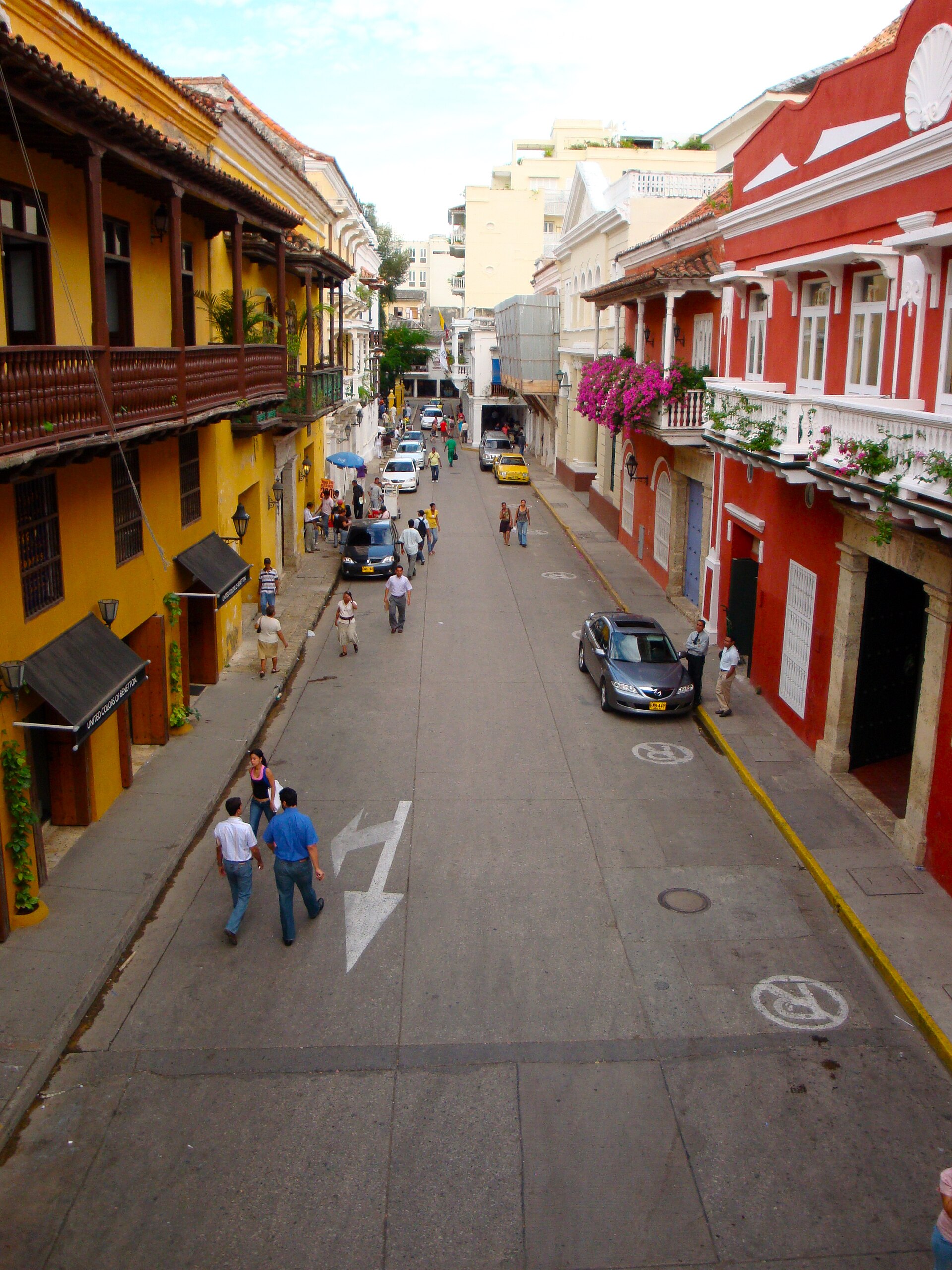 Rua colonial dentro da cidade amuralhada de Cartagena