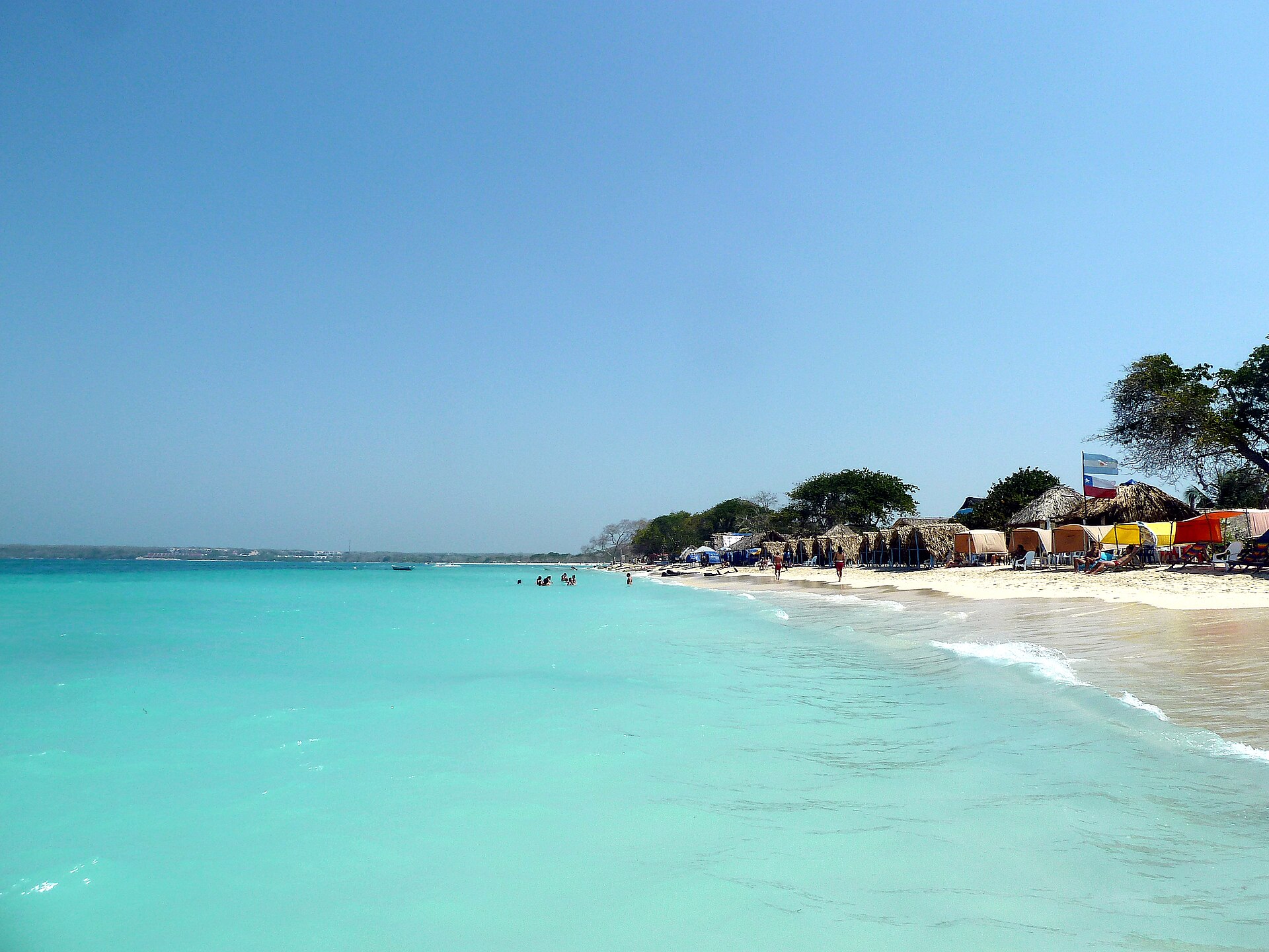 Mar azul e faixa de areia em Playa Blanca