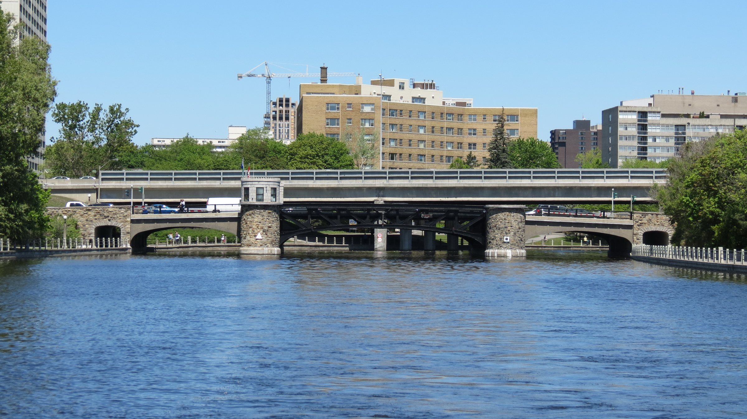 Canal Rideau em Ottawa com áreas verdes ao redor