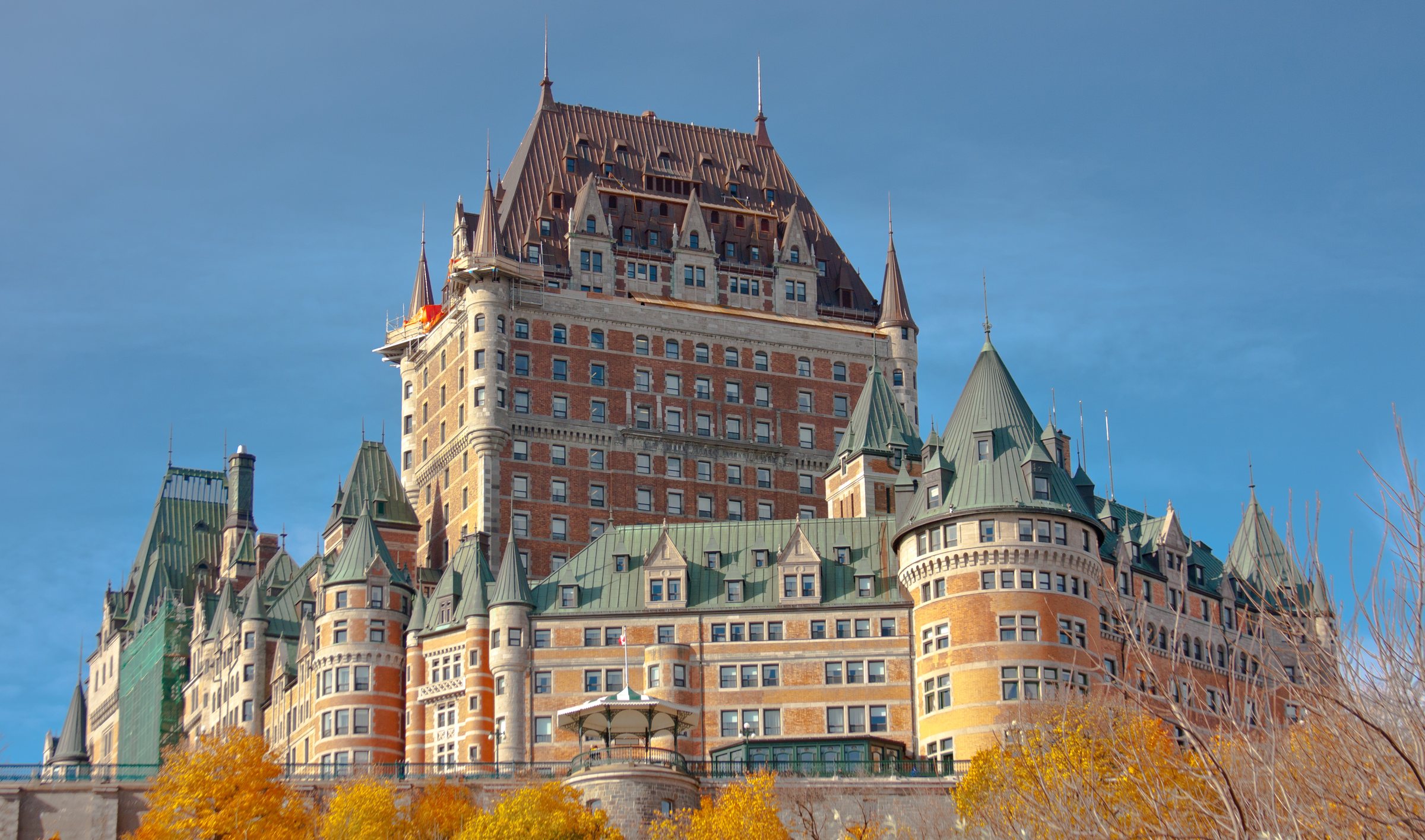 Château Frontenac cercado por cores de outono em Québec