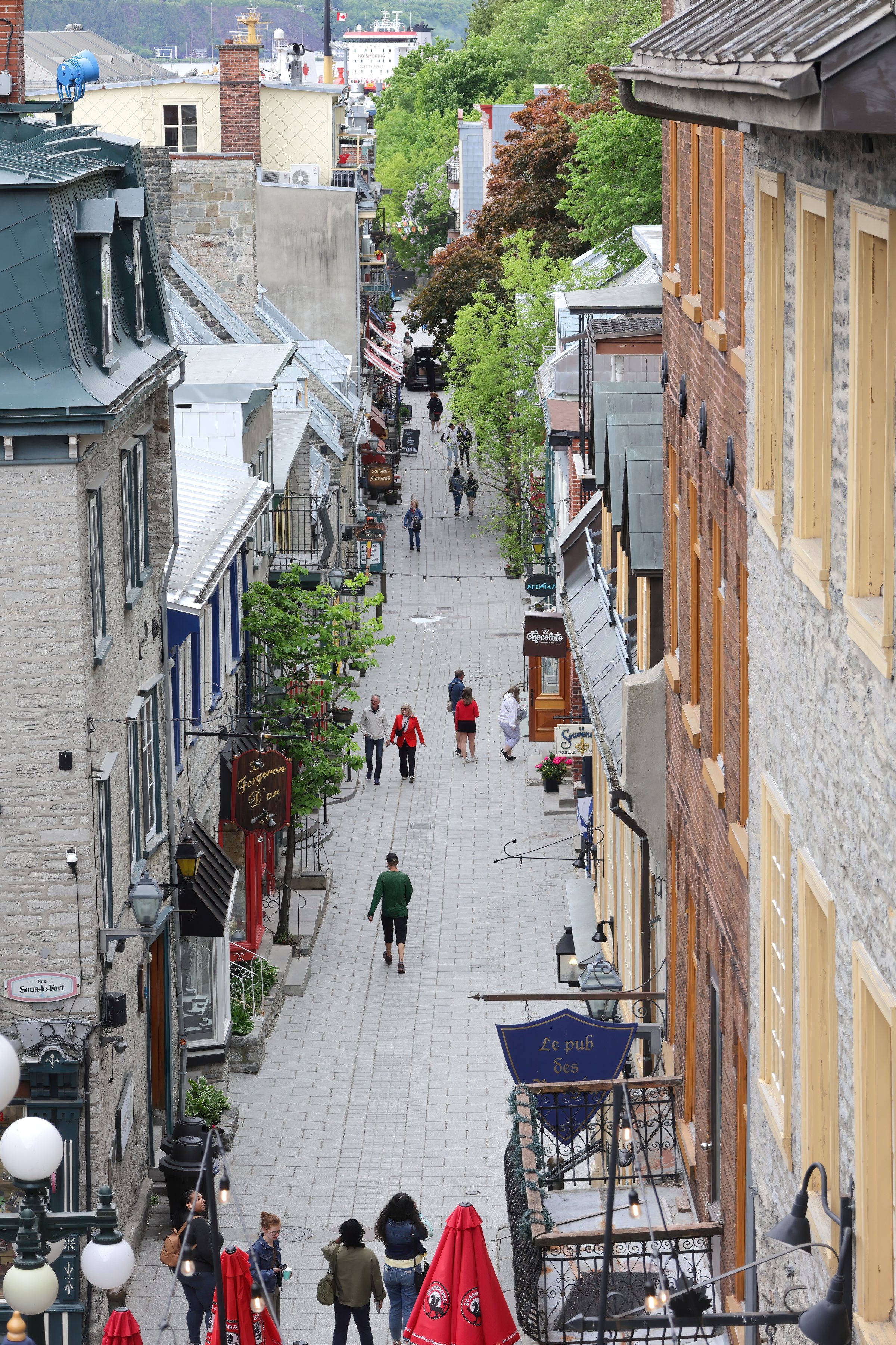 Rua do Petit Champlain em Québec com fachadas históricas