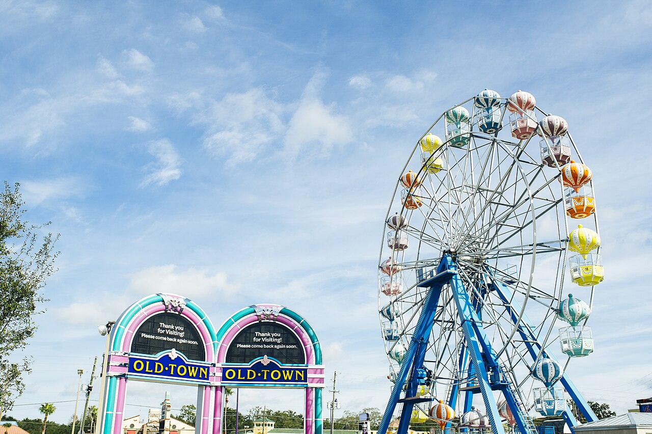 Roda-gigante colorida e letreiros de Old Town Kissimmee durante o dia
