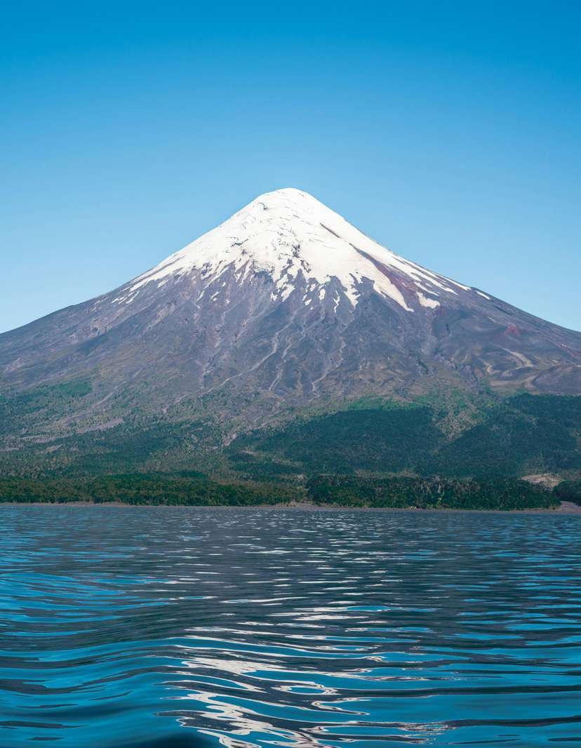 Vulcão Osorno visto a partir do lago no material do roteiro