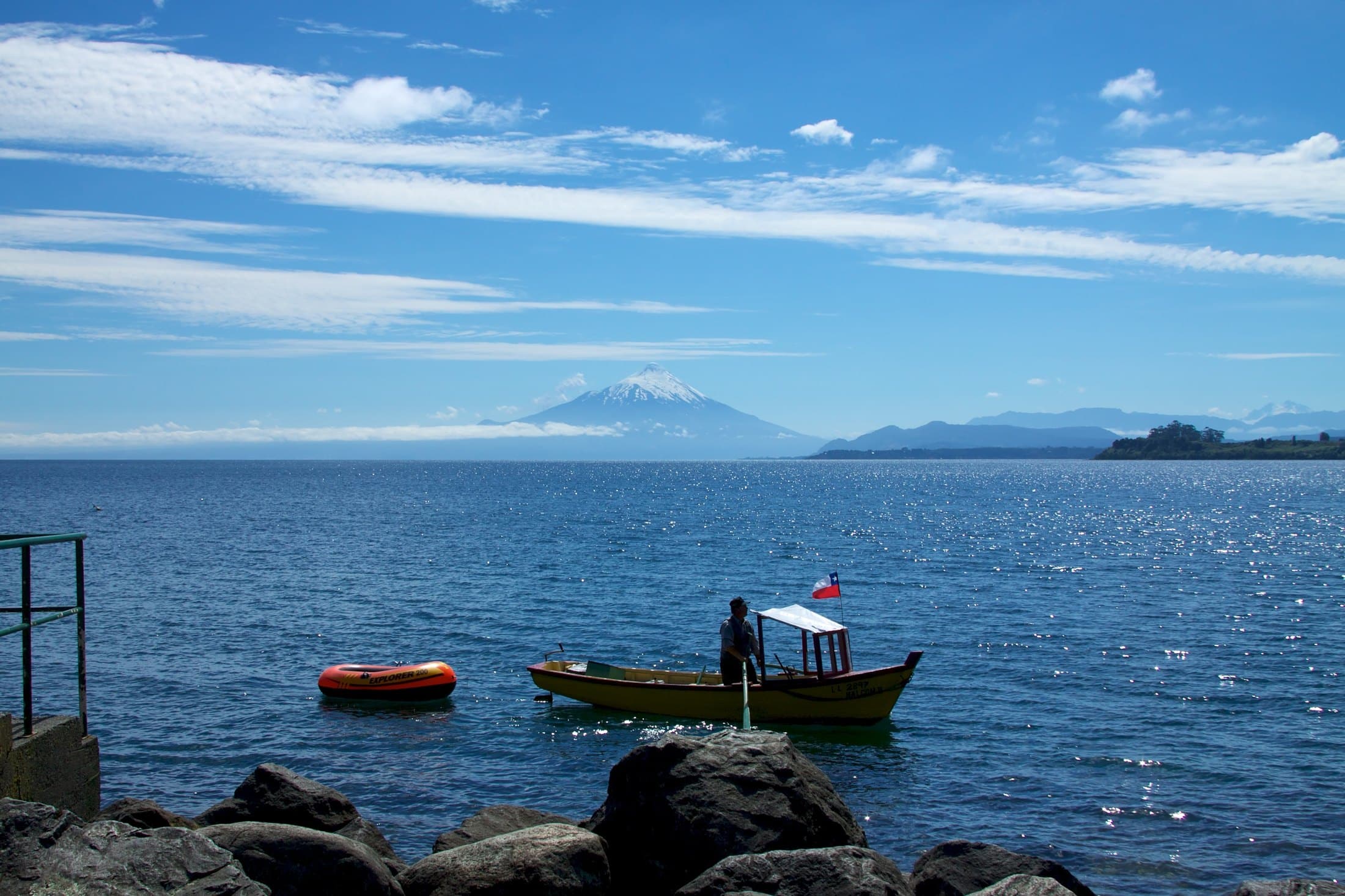 Puerto Varas às margens do Lago Llanquihue com o Vulcão Osorno