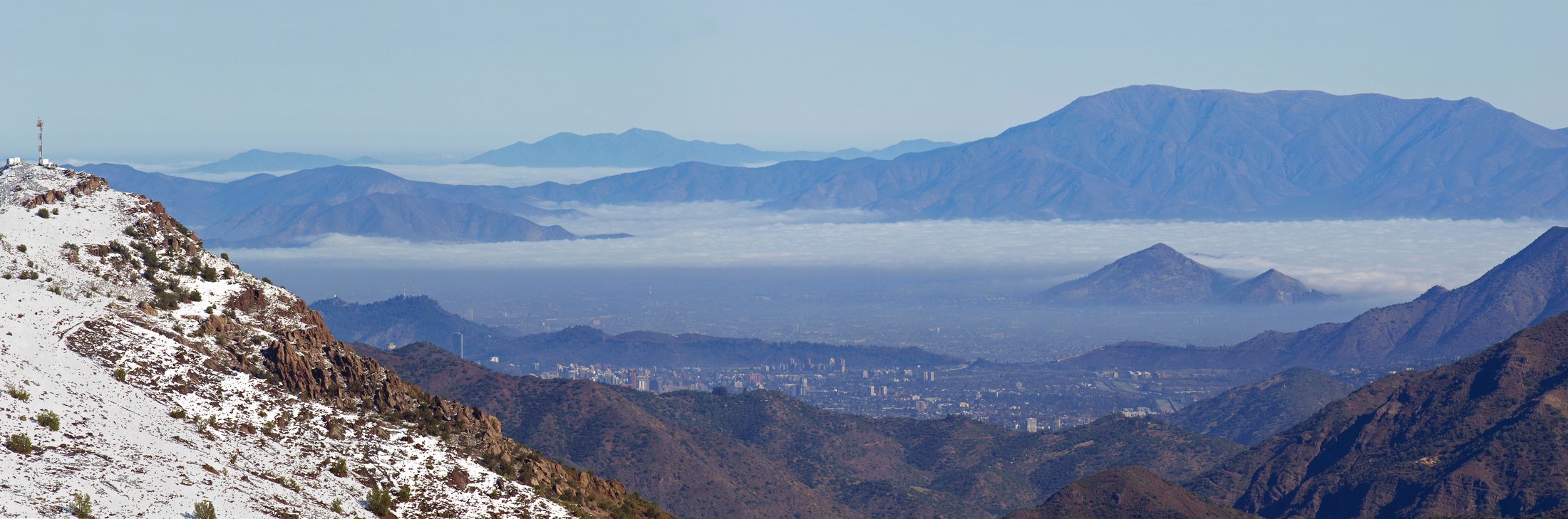 Vista panorâmica de Santiago do Chile cercada pela Cordilheira dos Andes