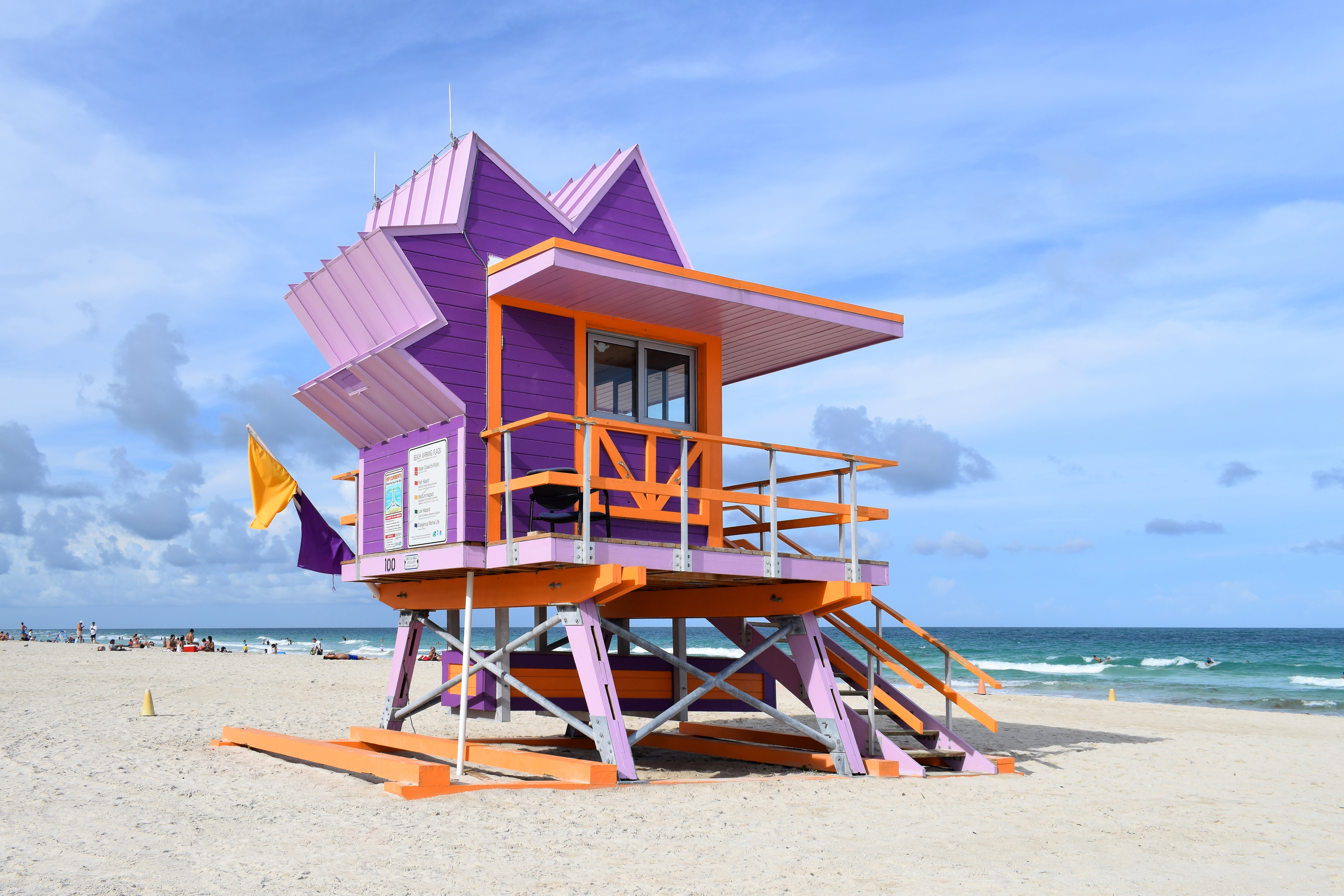 Torre de salva-vidas colorida na areia de Miami Beach