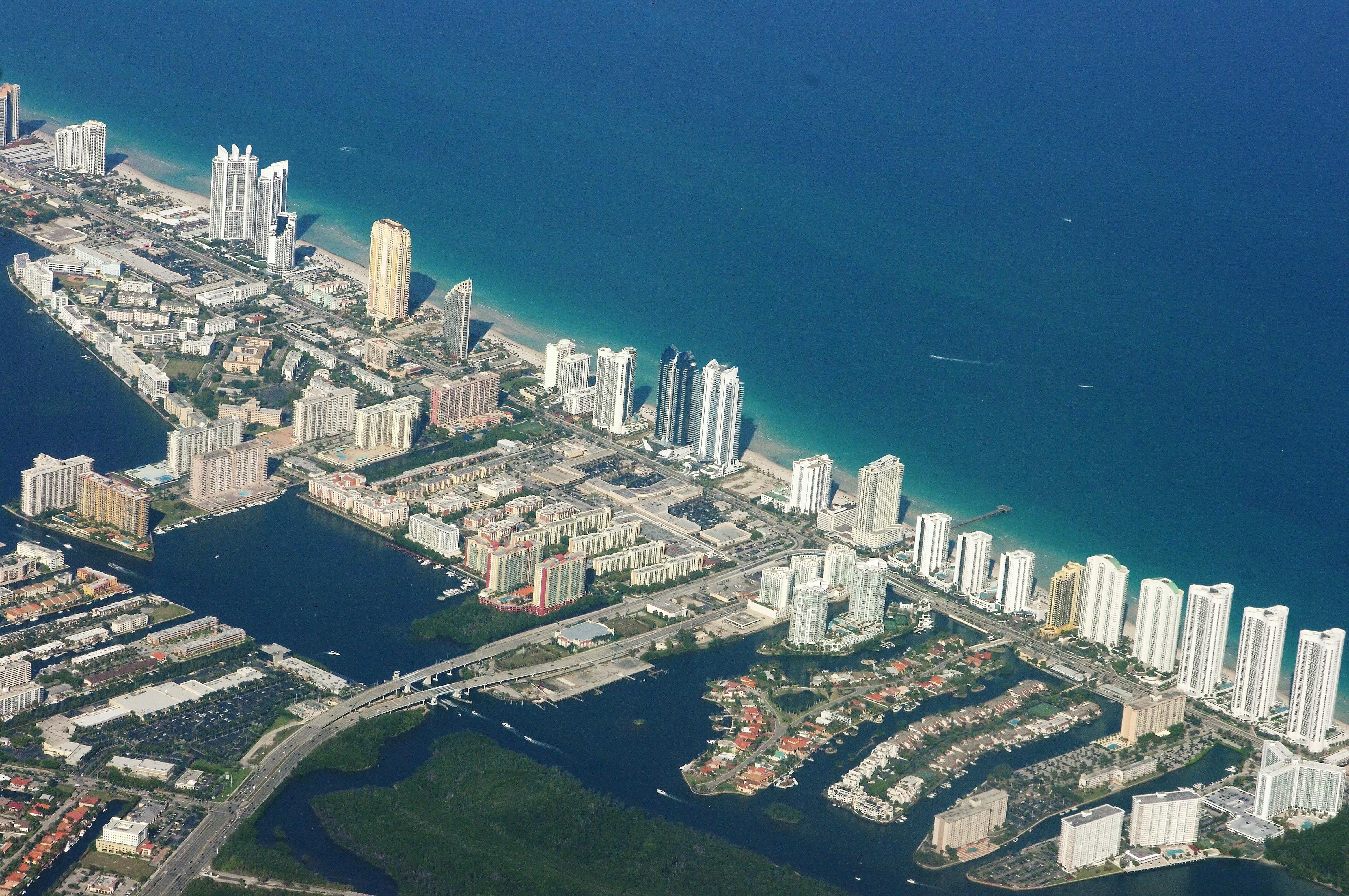 Vista aérea de Sunny Isles Beach com prédios e mar azul
