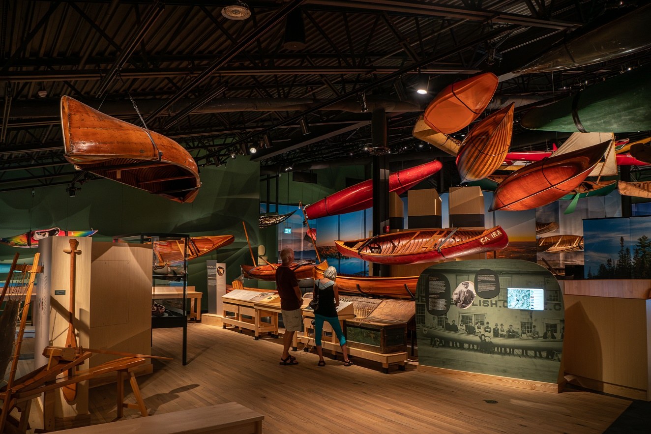 Exposição de canoas no Canadian Canoe Museum
