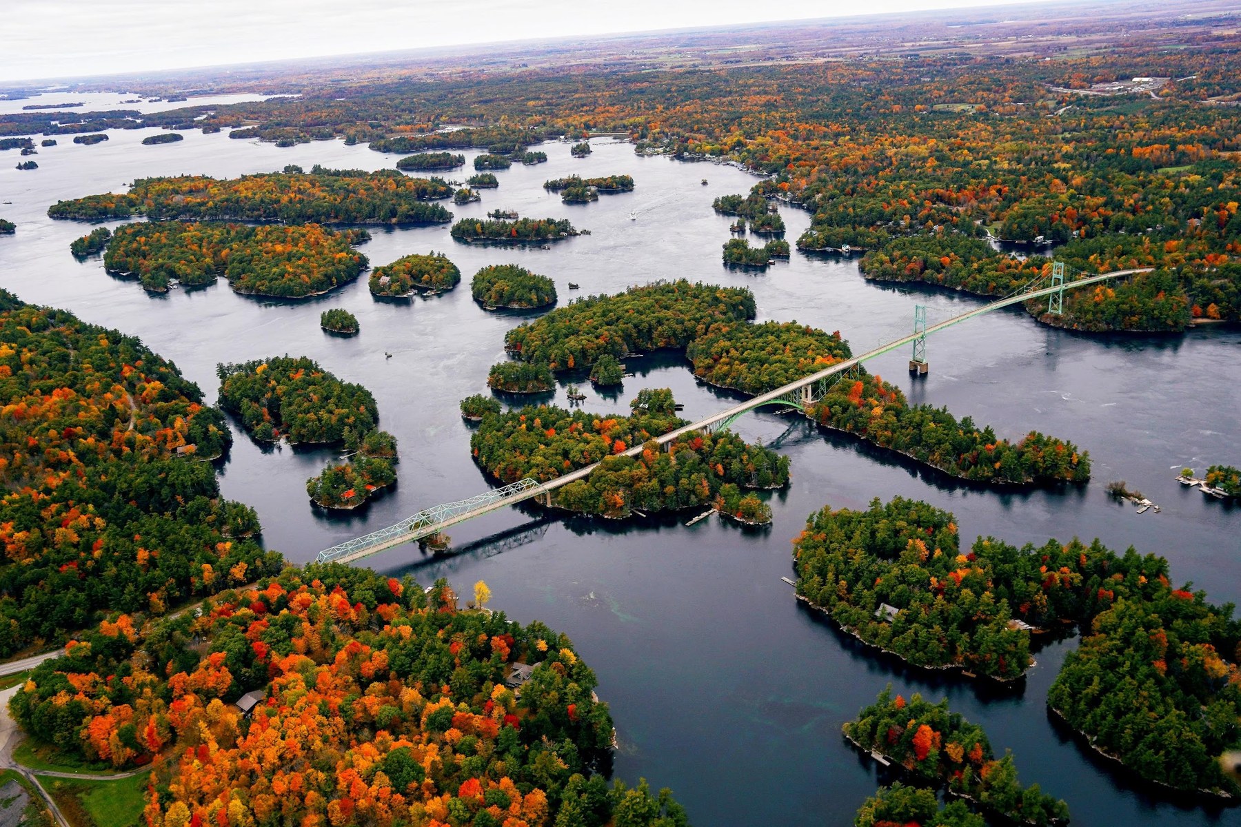 Ilhas e canais na região de 1000 Islands em Ontário