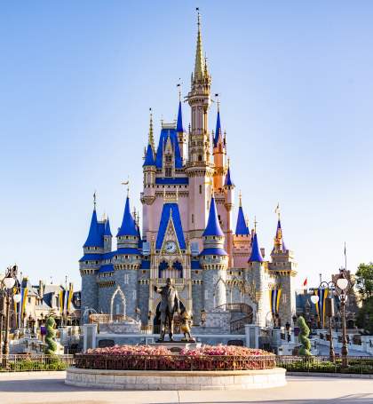 Castelo iluminado em parque temático de Orlando