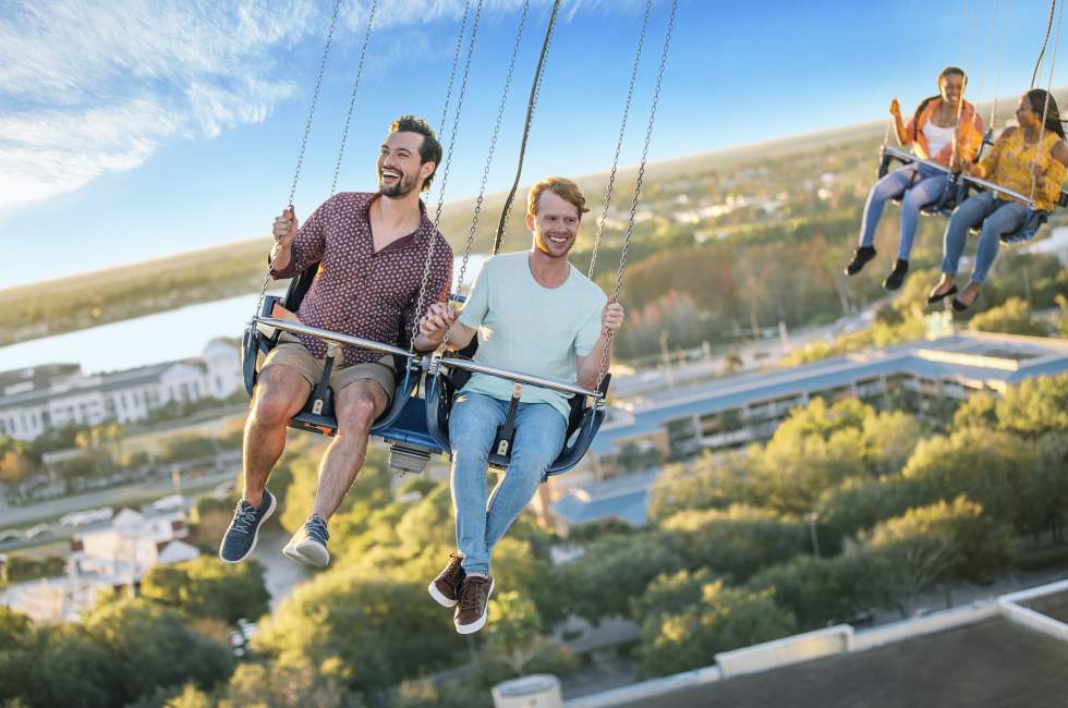 Duas pessoas no Orlando StarFlyer com vista da cidade