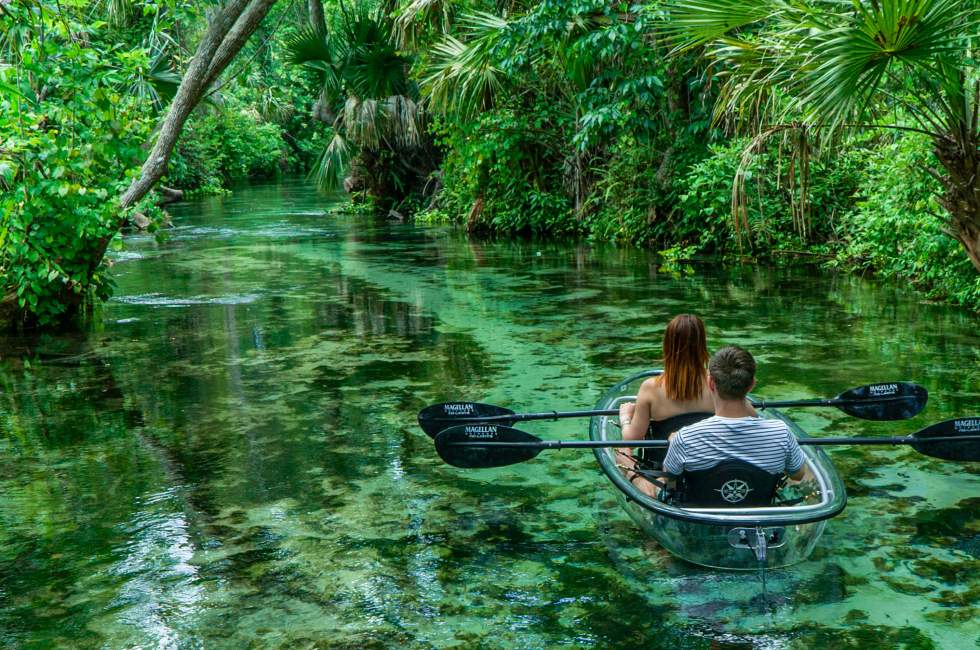 Caiaque em águas claras em uma experiência de natureza perto de Orlando