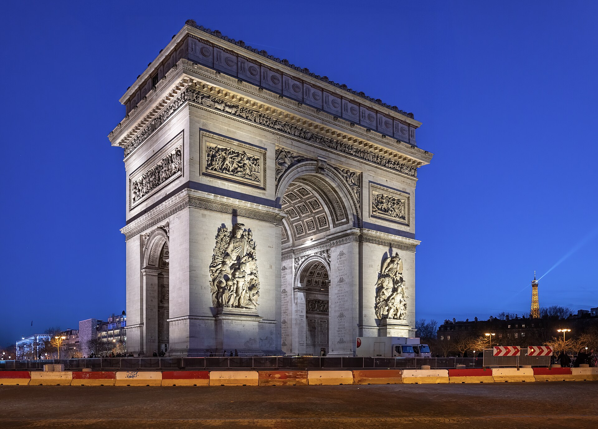 Arco do Triunfo iluminado a noite em Paris
