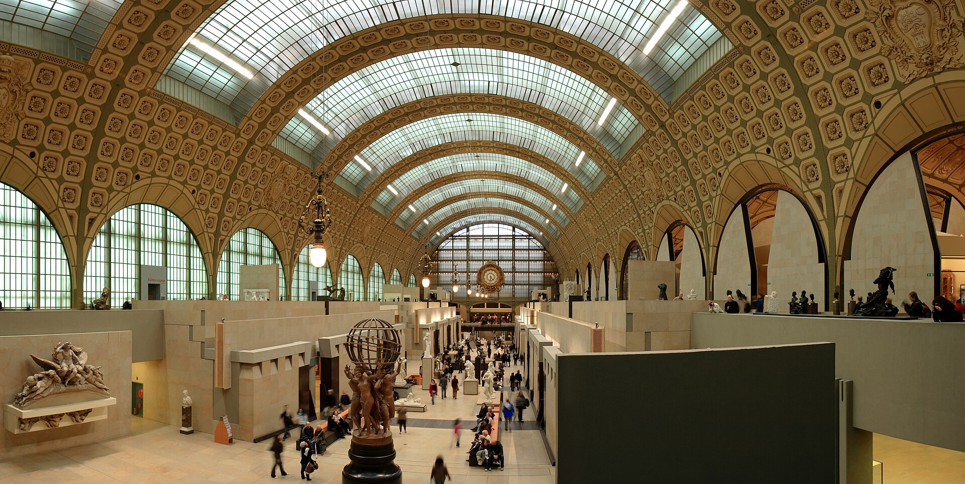 Fachada do Musee d'Orsay vista do rio Sena