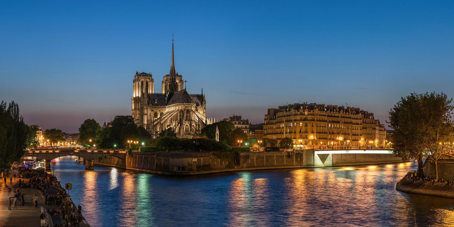 Notre-Dame de Paris e a Ile de la Cite ao entardecer