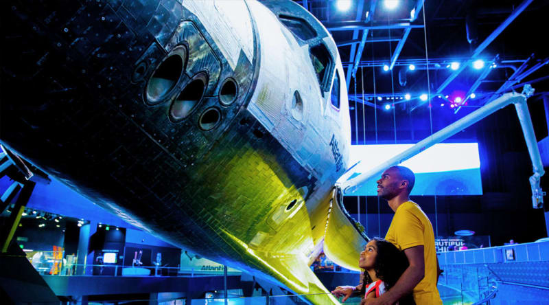 Visitantes observando o ônibus espacial Atlantis