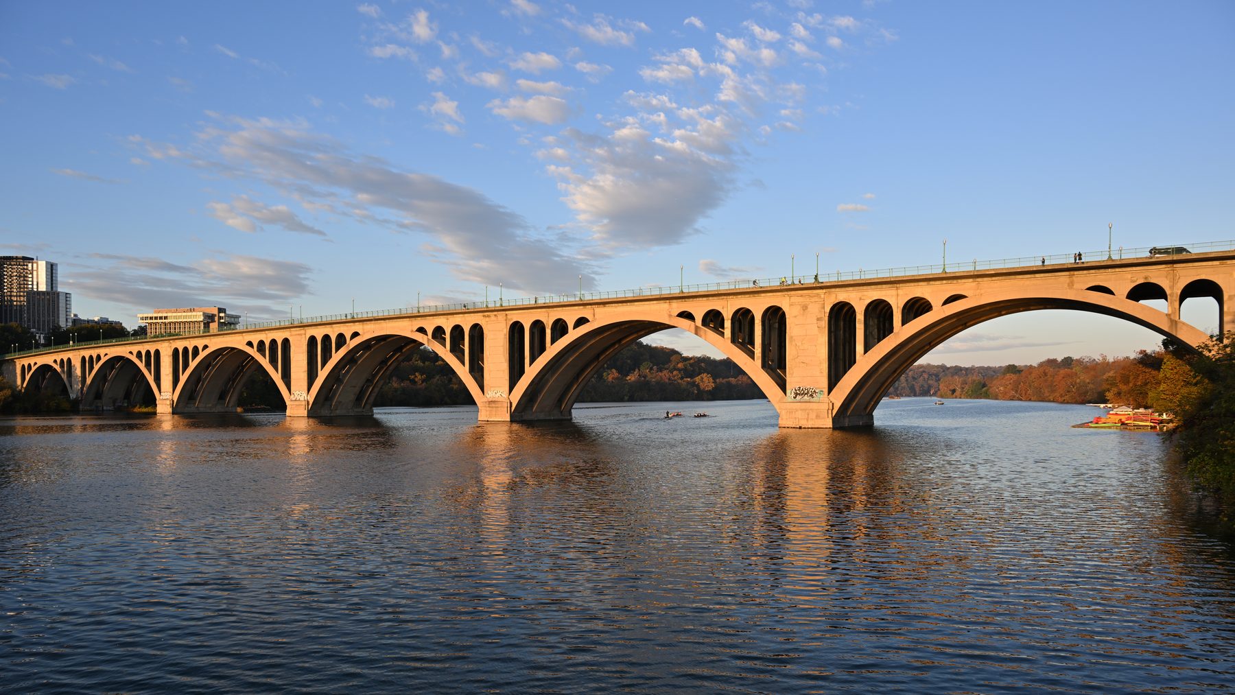 Key Bridge visto do Georgetown Waterfront em Washington DC